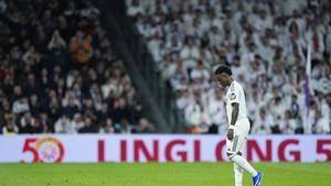 Vinícius se retira al banquillo mientras el Bernabéu le pita.