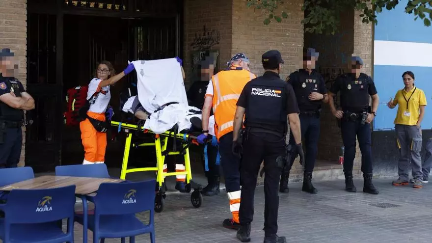 Un hombre se atrinchera en Blasco Ibáñez y amenaza con matar a su madre