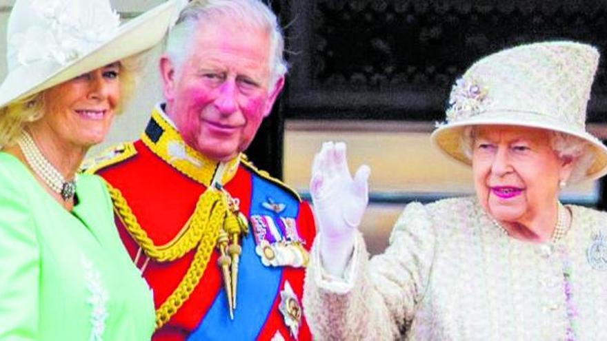 La reina, al costat
de Carles i Camil·la, en
  un acte a Londres.  instagram