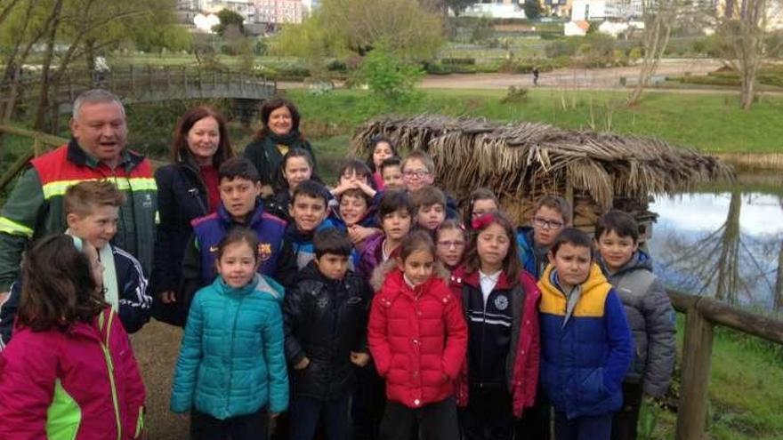 Alumnos cullerdenses, en su visita al Hotel de Insectos.