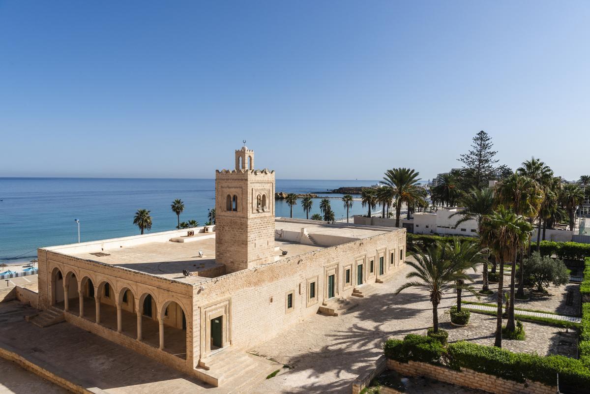 La Gran Mezquita de Monastir, junto al Mediterráneo.