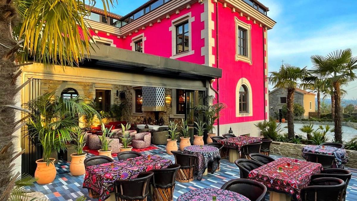 El 'hotel rosa' de Vedra, entre los diez alojamientos más destacados de España