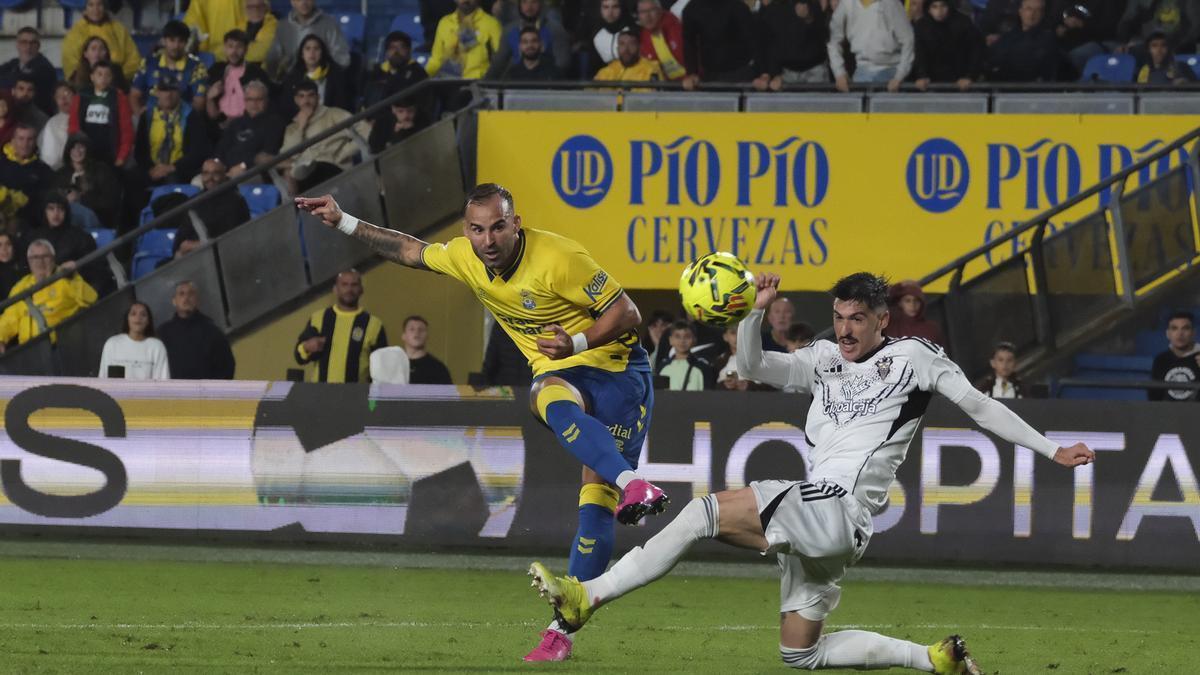 El disparo de Jesé, ayer, ante el Albacete en el Gran Canaria.