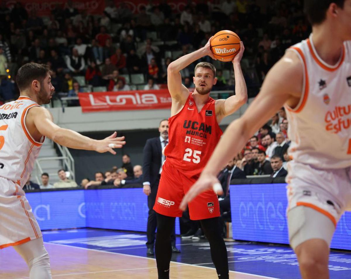 Arturs Kurucs, en el encuentro del domingo ante el Valencia. | JUAN CARLOS CAVAL