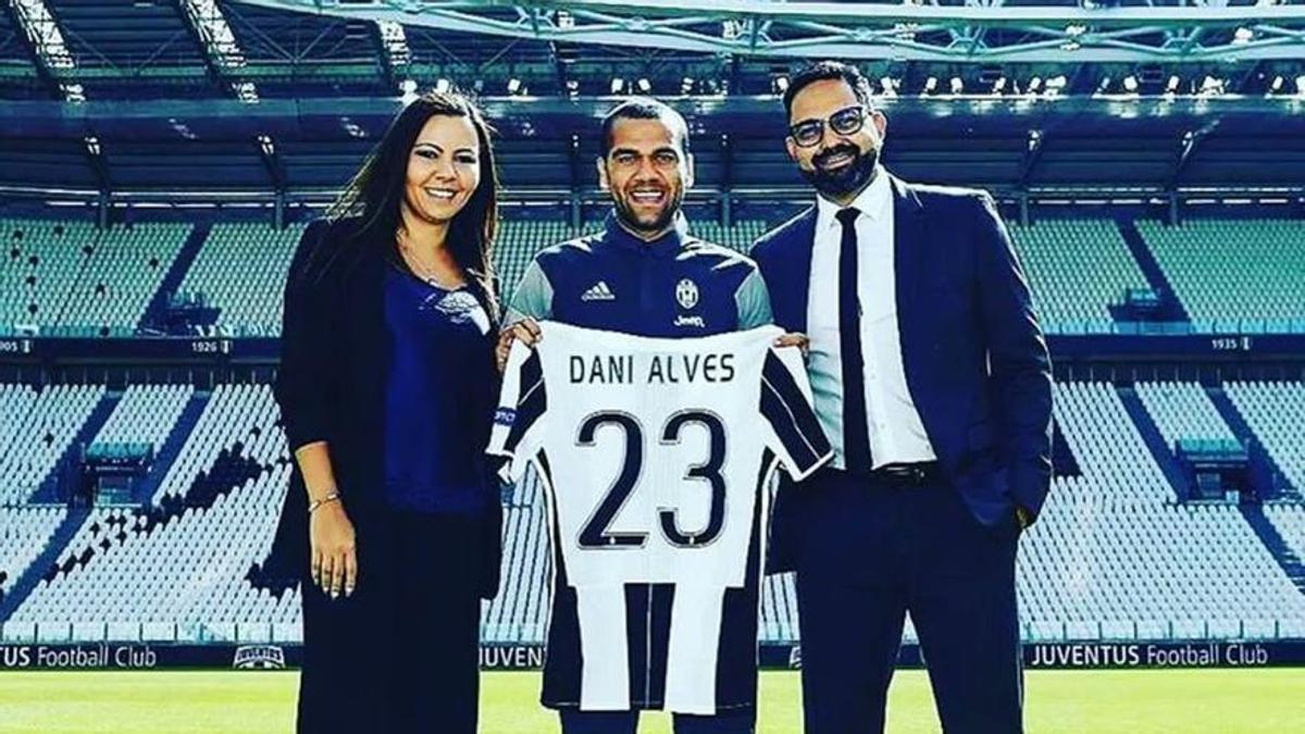 Dinorah Santana i Dani Alves, en la presentació del futbolista a la Juventus.