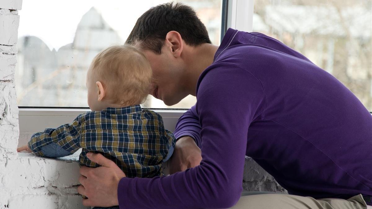 Un padre cuida de su hijo. Un padre cuida de su hijo.