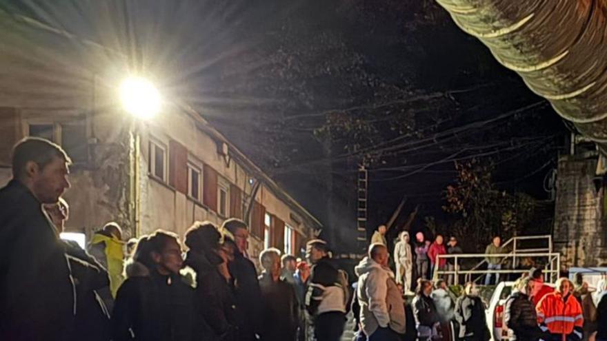 Familiars i veïns a l’exterior de la mina. | DEMELSA ÁLVAREZ