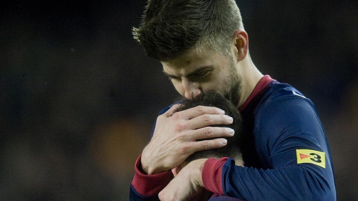 Partido de liga entre el FC Barcelona y el Rayo Vallecano, Piqué felicita a Messi tras su segundo gol.