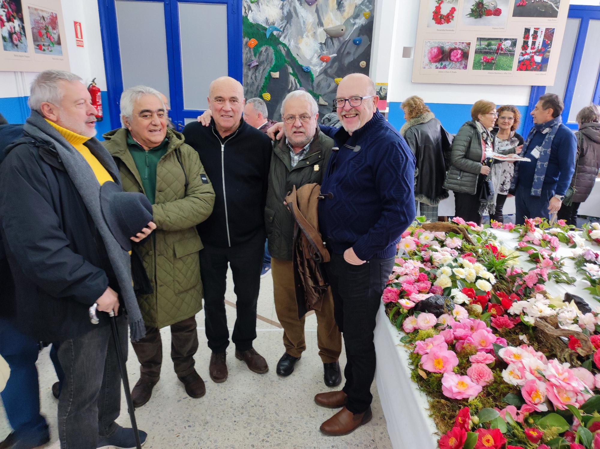 Las camelias llenan de color el colegio Padre Galo, de Luarca