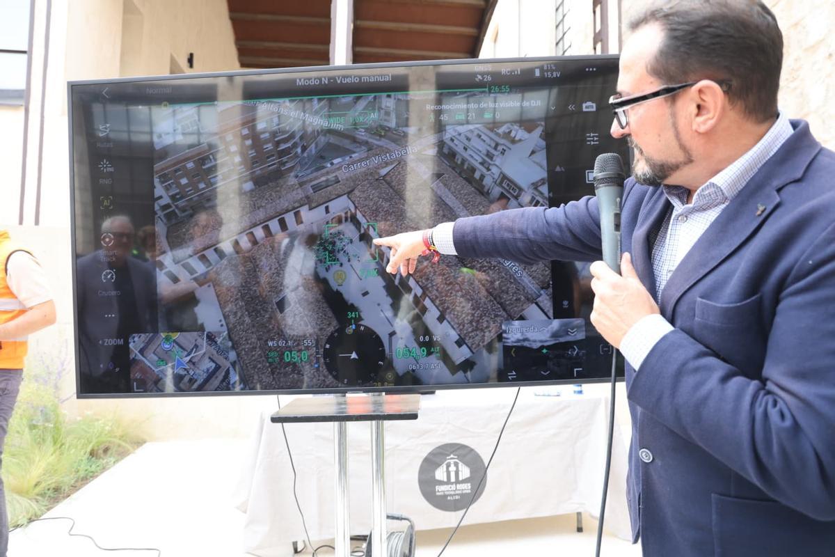 Israel Quintanilla (UPV) muestra lo que está grabando el dron durante la exhibición en Alcoy