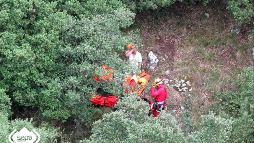 Rescatado un cazador tras sufrir una caída  de 60 metros en un monte de Caranga de Abajo (Proaza)