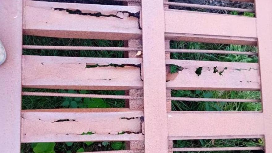 Vecinos de la urbanización de El Brañillín denuncian el mal estado de los pasos canadienses que dan acceso a la estación invernal de Pajares: "Hay riesgo para los usuarios"