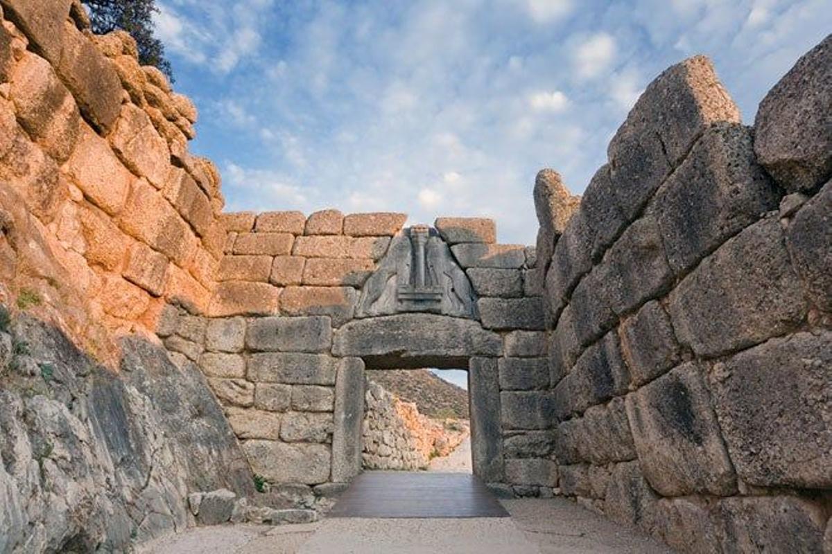 Puerta de los Leones en la ciudadela de Micenas, antigua fortaleza militar.