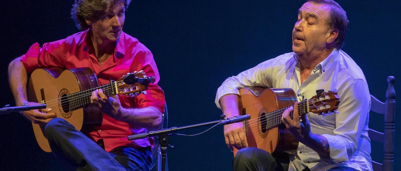 Los tocaores 'Niño de Pura' (izquierdo) y Manolo Franco en la XX Bienal de Flamenco de Sevilla.