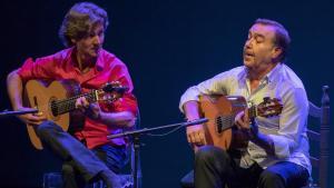 Los tocaores Niño de Pura (izquierdo) y Manolo Franco en la XX Bienal de Flamenco de Sevilla.