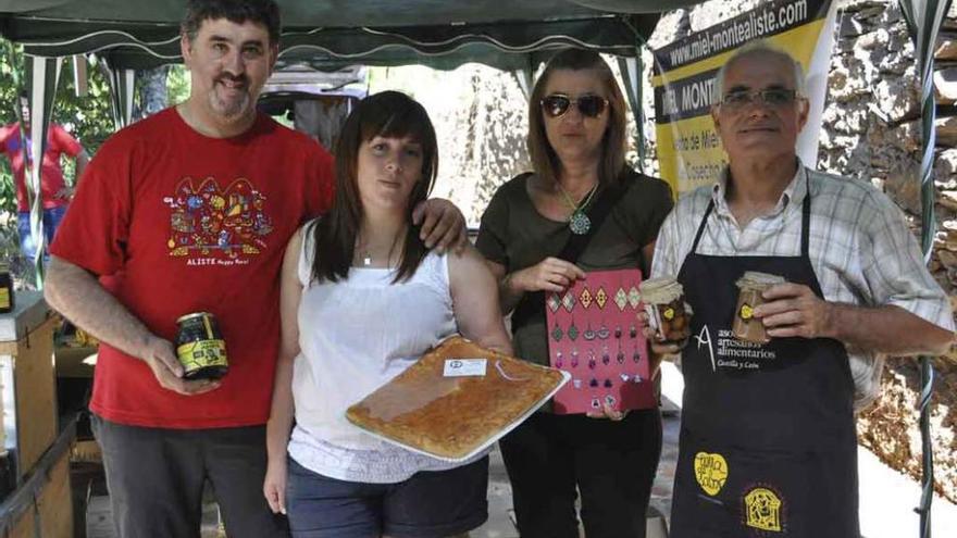 Artesanos de la zona muestran sus productos en una de las casetas .