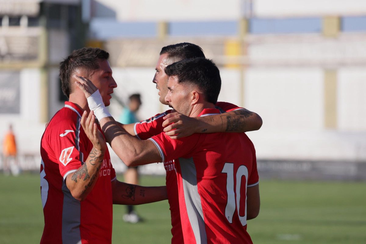 Los futbolistas del Córdoba CF celebran el gol de Jacobo en la primera mitad.