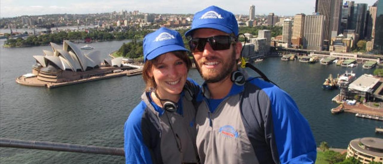 El tinerfeño Marcos Hugo junto a su pareja Emili May, en Sídney.