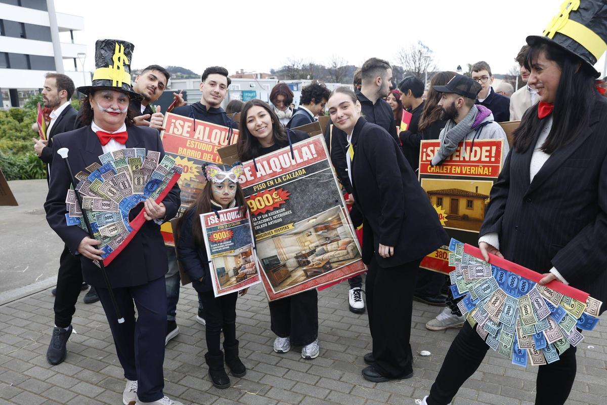 El desfile del Antroxu en la zona oeste de Gijón, en imágenes