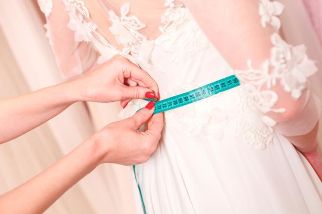 Ajuste del vestido de novia antes de la boda