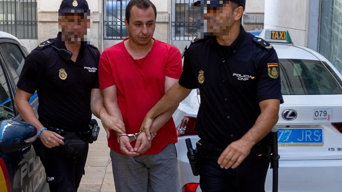 La Policía con el acusado de intentar matar a su pareja quemando su casa en Alicante.