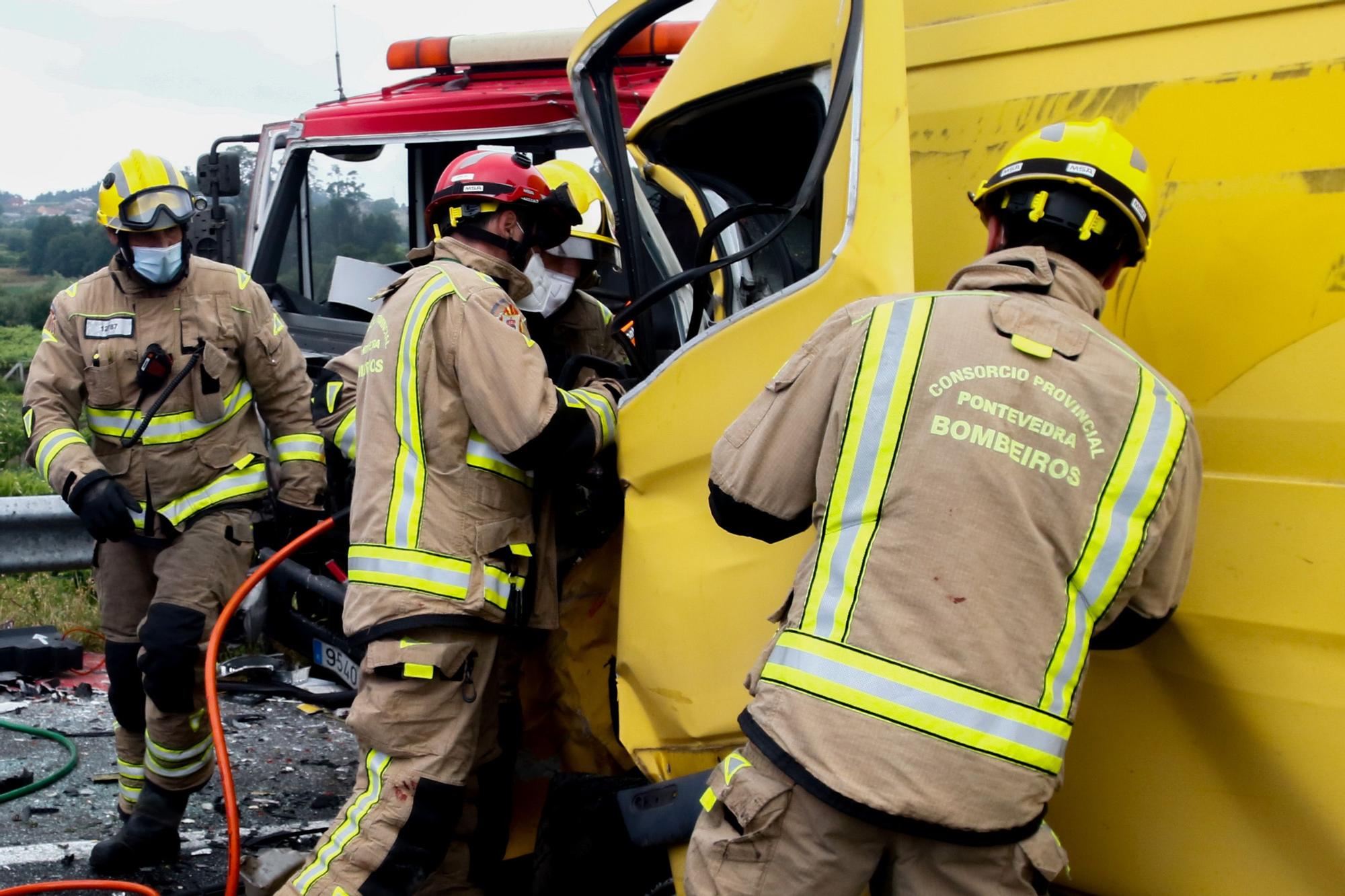 Un accidente en la vía rápida de O Salnés se salda con una persona muerta y un herido grave