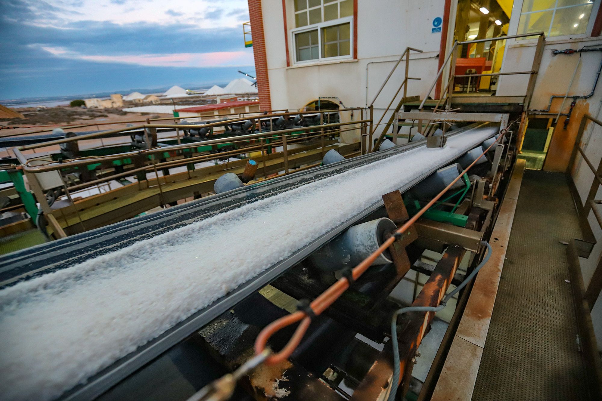 Carga de 3.500 toneladas de sal de las salinas de Torrevieja con destino a Madrid