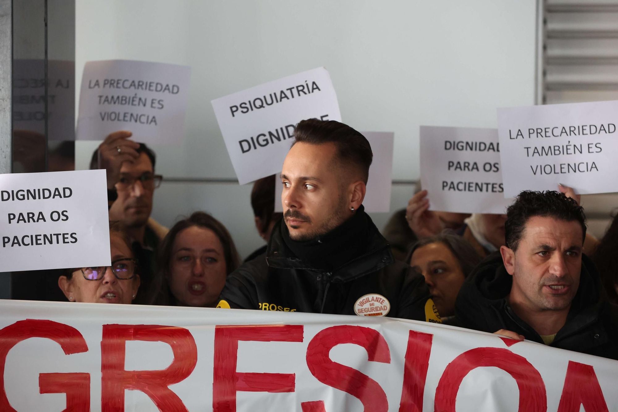 Protesta en el Chuac tras agredir un paciente con arma blanca a un enfermero y un vigilante