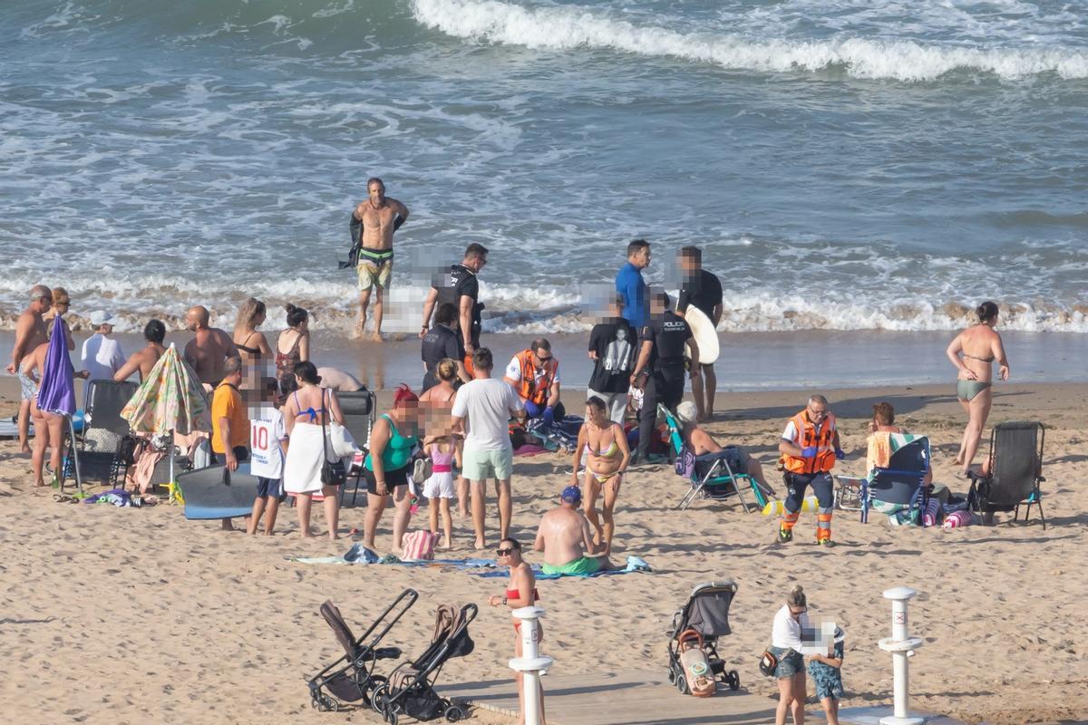 Un grupo de surferos rescata a un bañista en dificultades en la playa de La Mata de Torrevieja