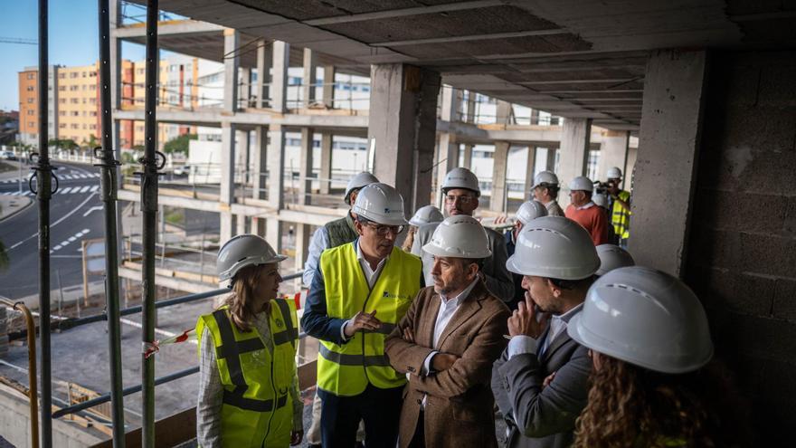 Visita a las obras de las viviendas en La Gallega, con el consejero de Obras Públicas