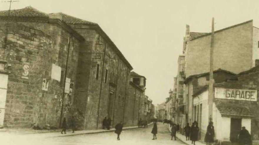 Calle de Santa Clara en los años 30. A la izquierda, el convento de las clarisas, hoy desaparecido.