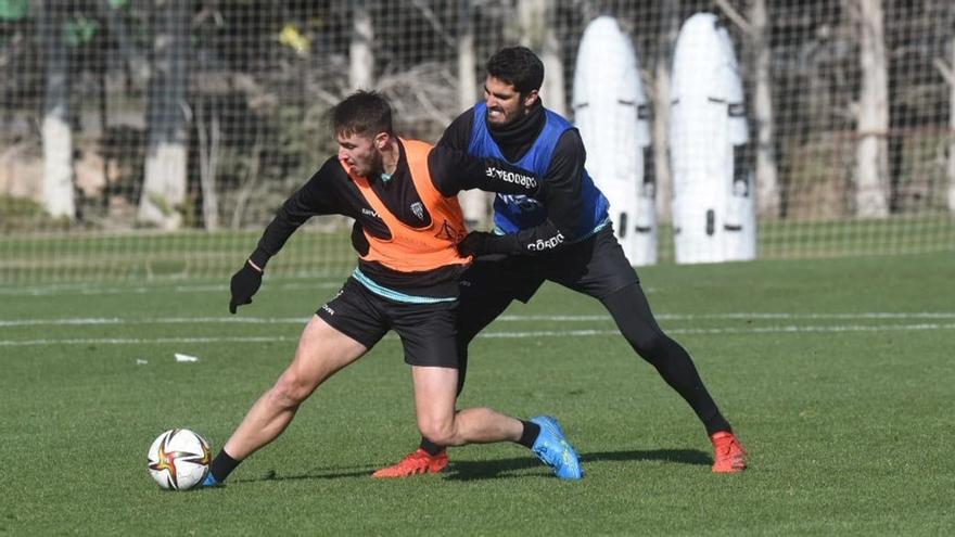 Antonio Casas protege el esférico ante la presión de Bernardo Cruz durante el entrenamiento del jueves