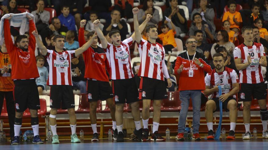 Celebración en el banquillo durante el partido de la Copa del Rey.