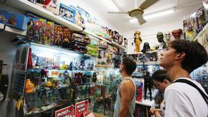 El interior de la tienda de juguetes retro Tannhäuser en las galerías de Encants Nous, en Barcelona.