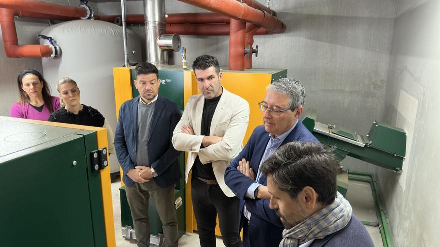 Cristóbal Ortega y Francisco Salado visitan una de las calderas de biomasa instalada en Guaro.