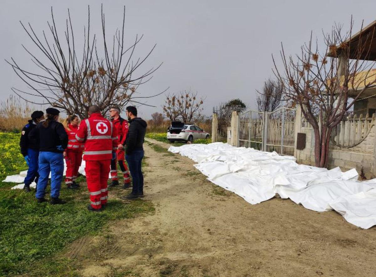 Al menos 40 personas han muerto, entre ellos varios niños, al naufragar una barca con 250 migrantes a bordo cerca de la costa de la región italiana de Calabria, en el sur del país. Decenas de cuerpos han sido encontrados en las playas de Steccato di Cutro, un balneario en la provincia de Crotone, y otros más han sido vistos en el mar.