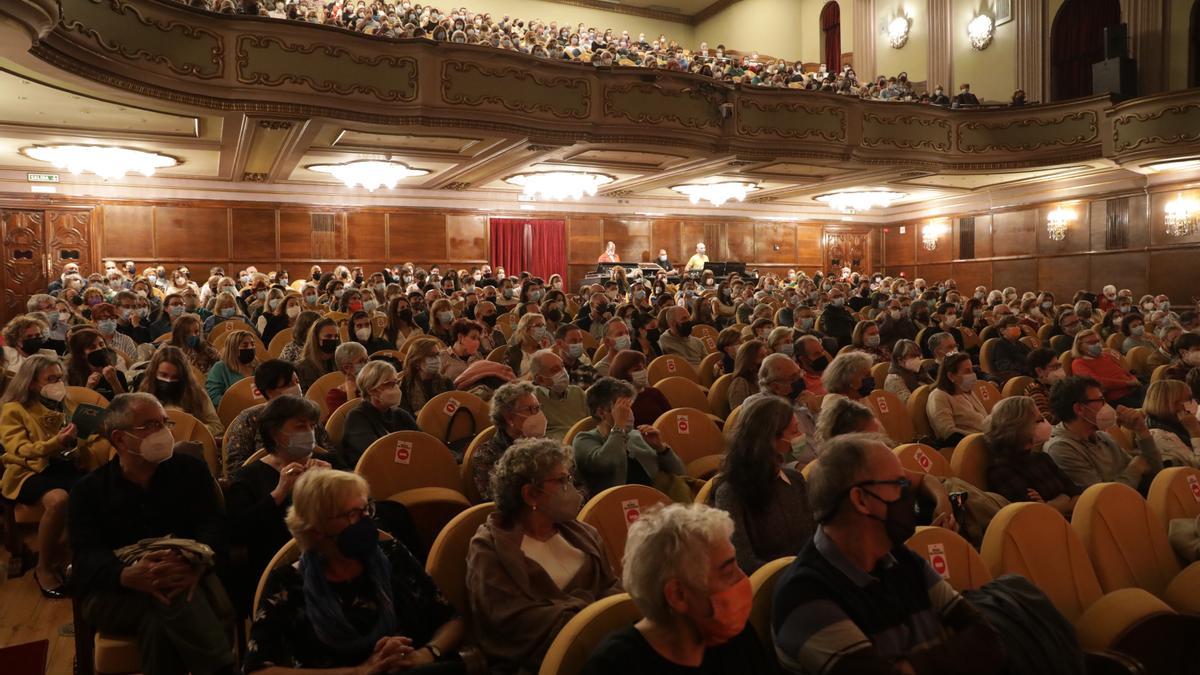 Público durante un espectáculo en el teatro Jovellanos.