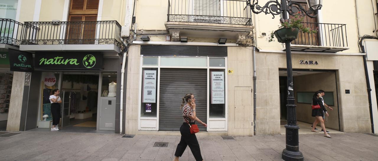 Un local del centro de Castelló con un cartel de «se alquila» después de que el pequeño comercio que albergaba procediera al cese de su actividad, como otros muchos en toda la provincia.