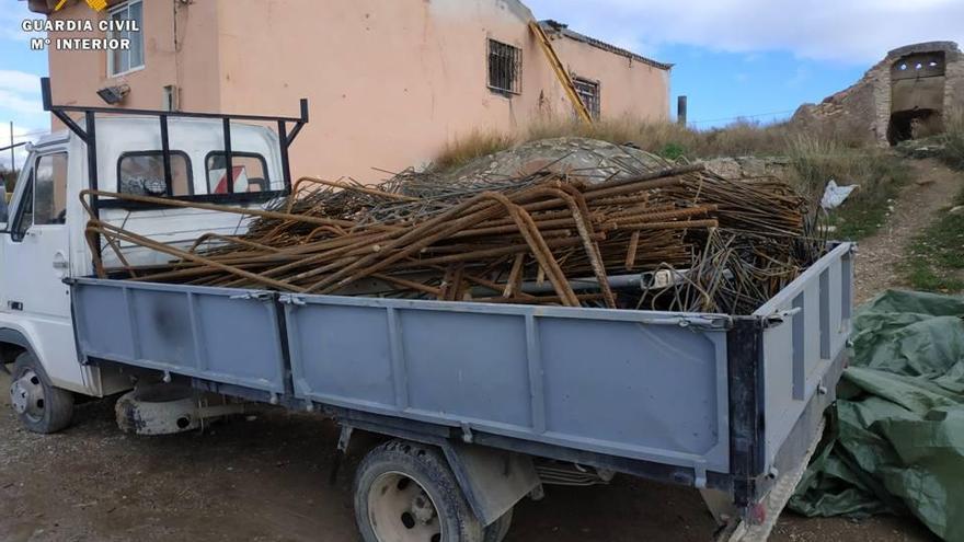 Tres detenidos por robar 6 toneladas de material de la obra de la N-232