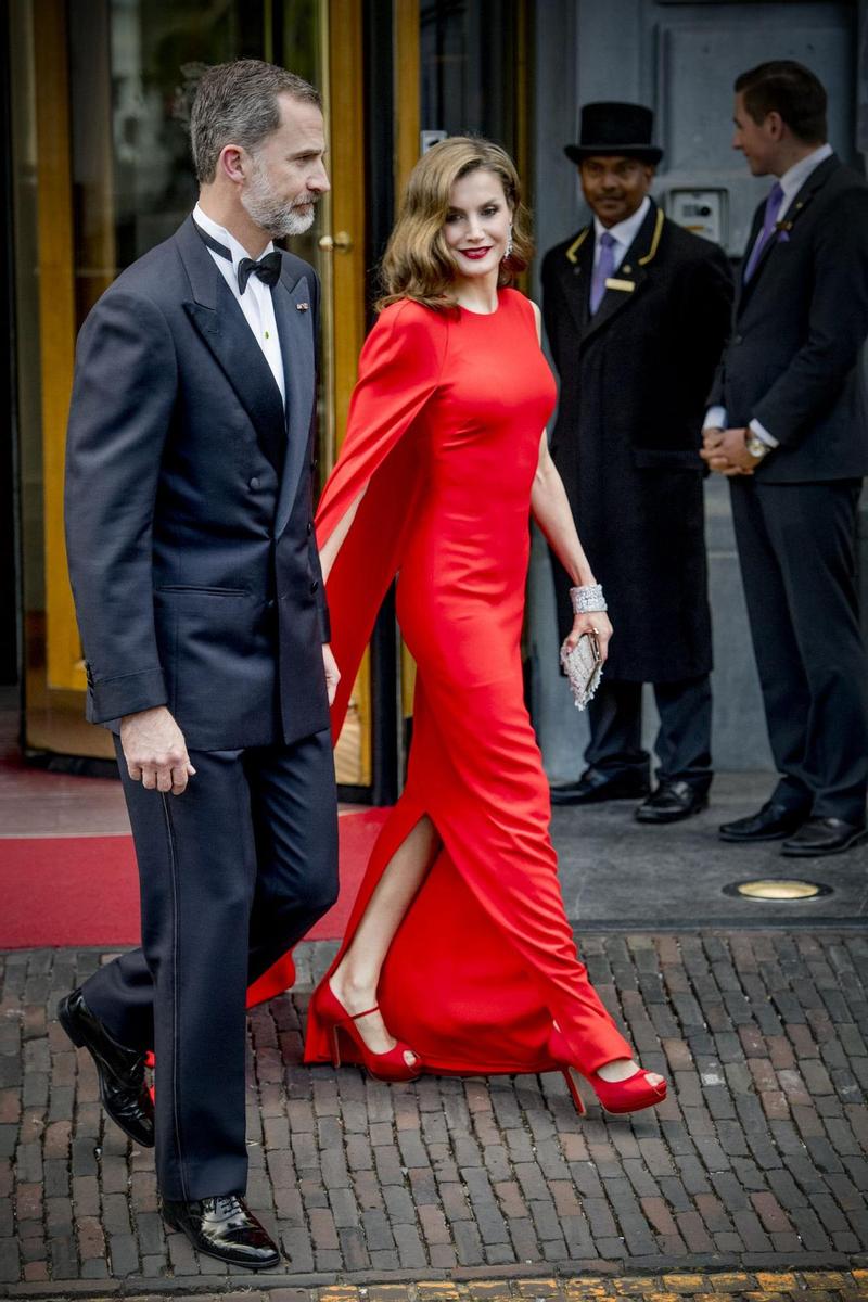 Letizia Ortiz con vestido rojo en Holanda