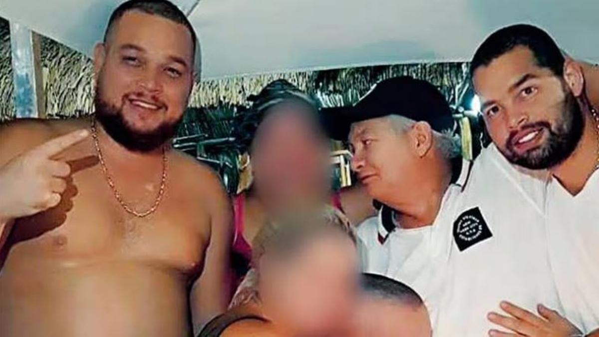 Roberto Vega Daza (izda), en una foto familiar tomada en la mansión donde vivían en Barranquilla.a