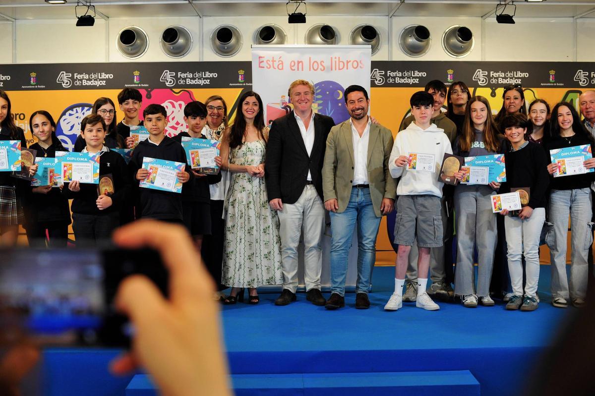 Entrega de premios de las entidades y la autora a los alumnos.