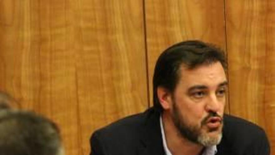 El Pleno de Orihuela urge al Consell a «no establecer imposiciones lingüísticas»