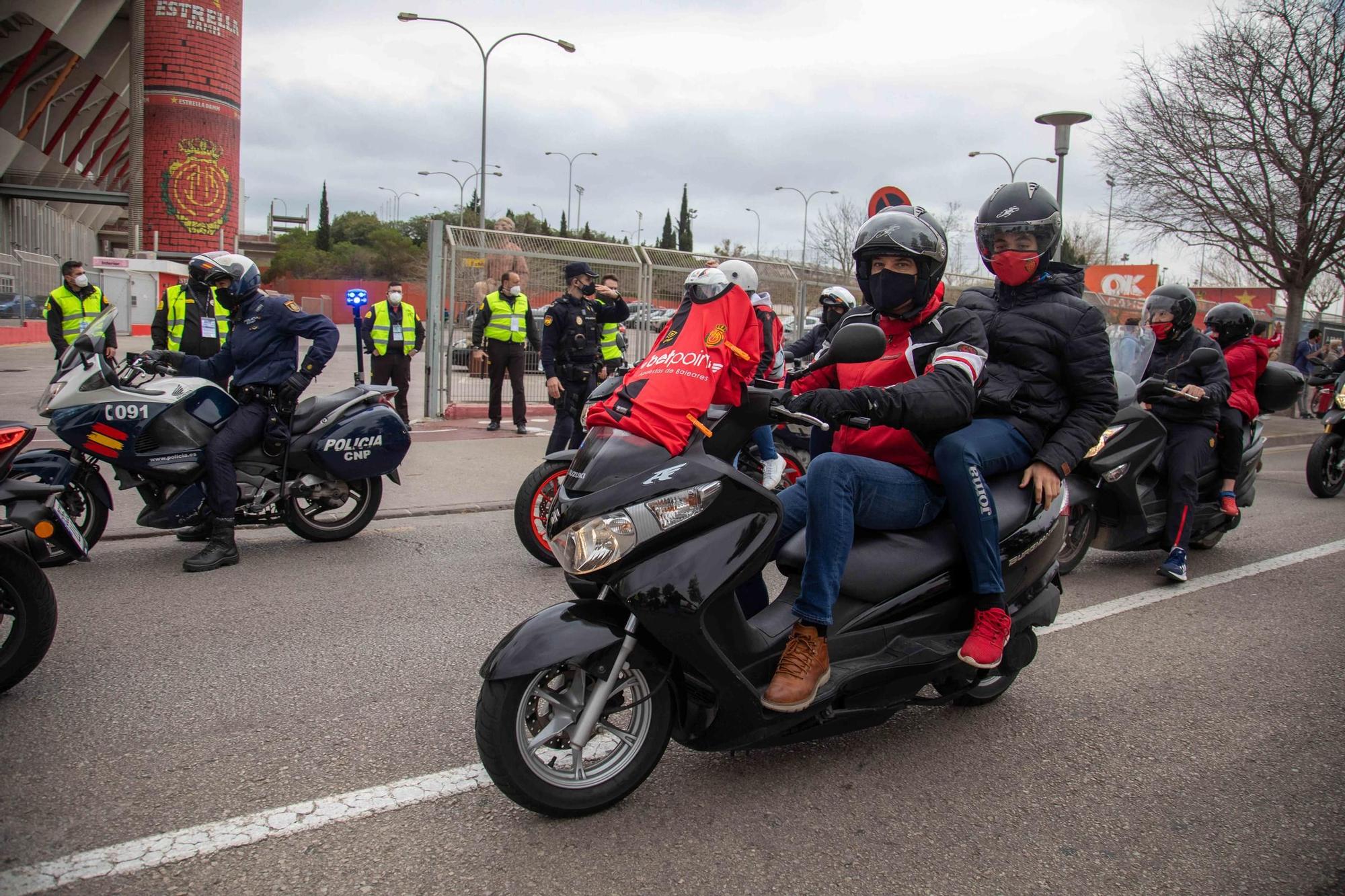 Caravana de coches en apoyo al Mallorca