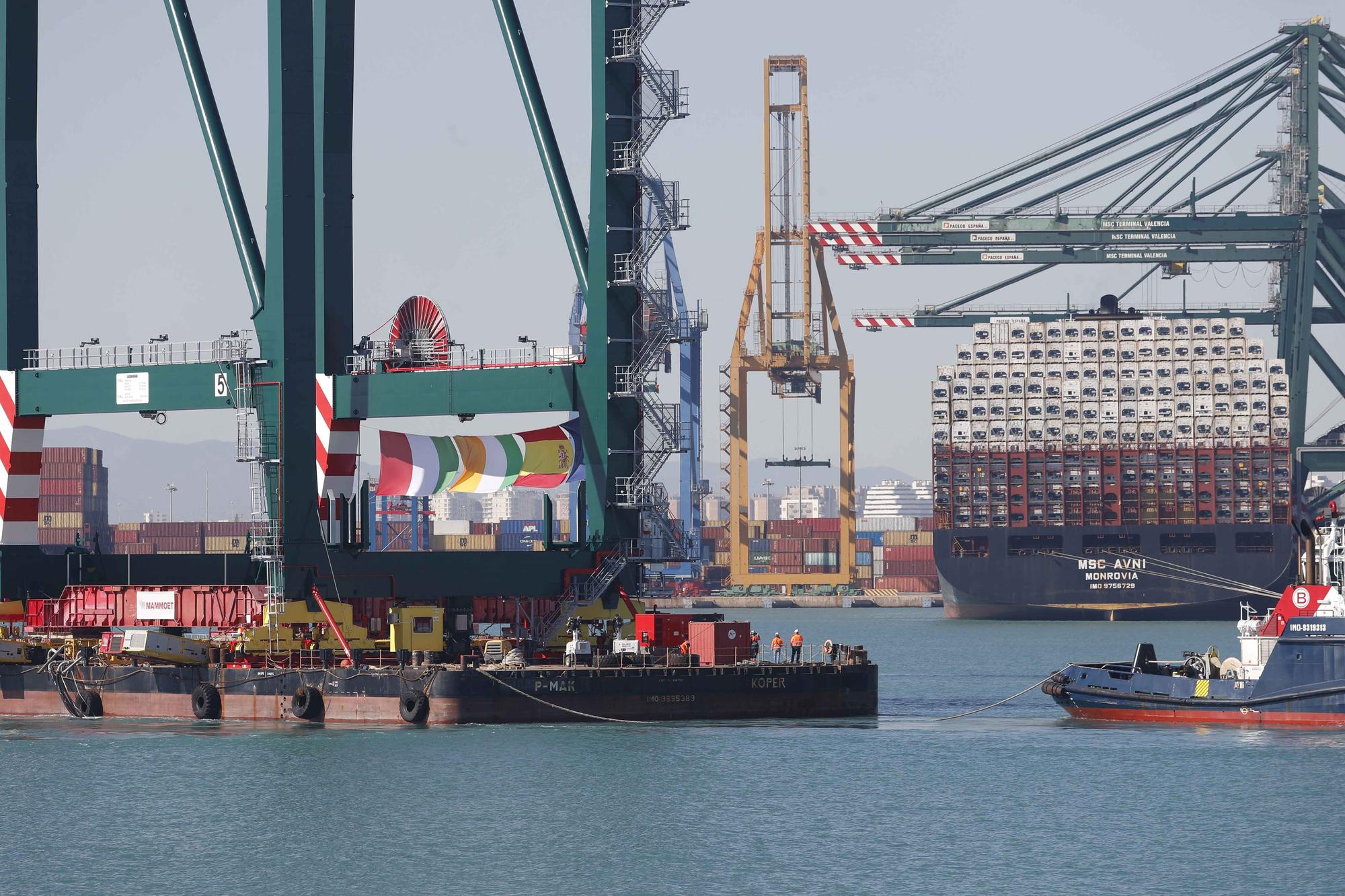 Espectacular traslado por mar de una nueva grúa en el Puerto de València