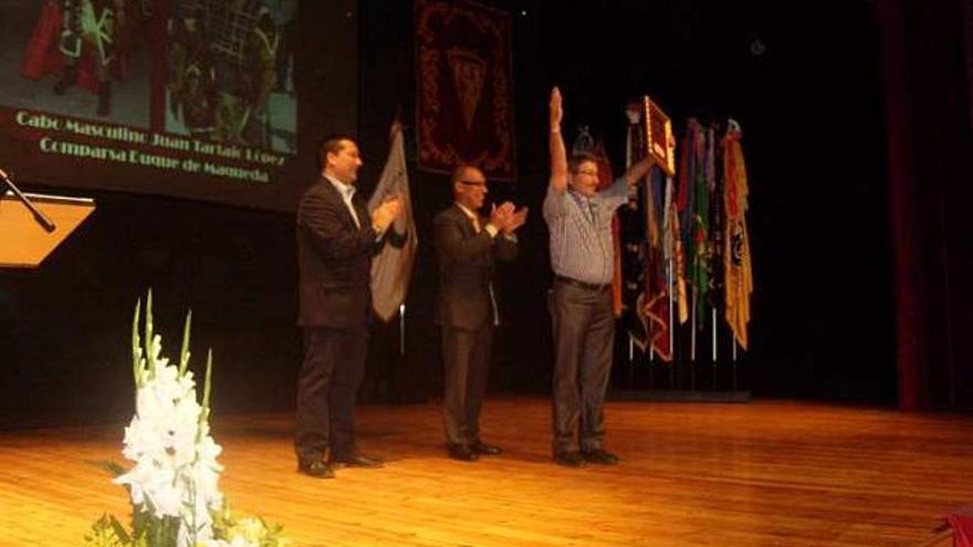 Dos momentos del acto celebrado en el Teatro Wagner.