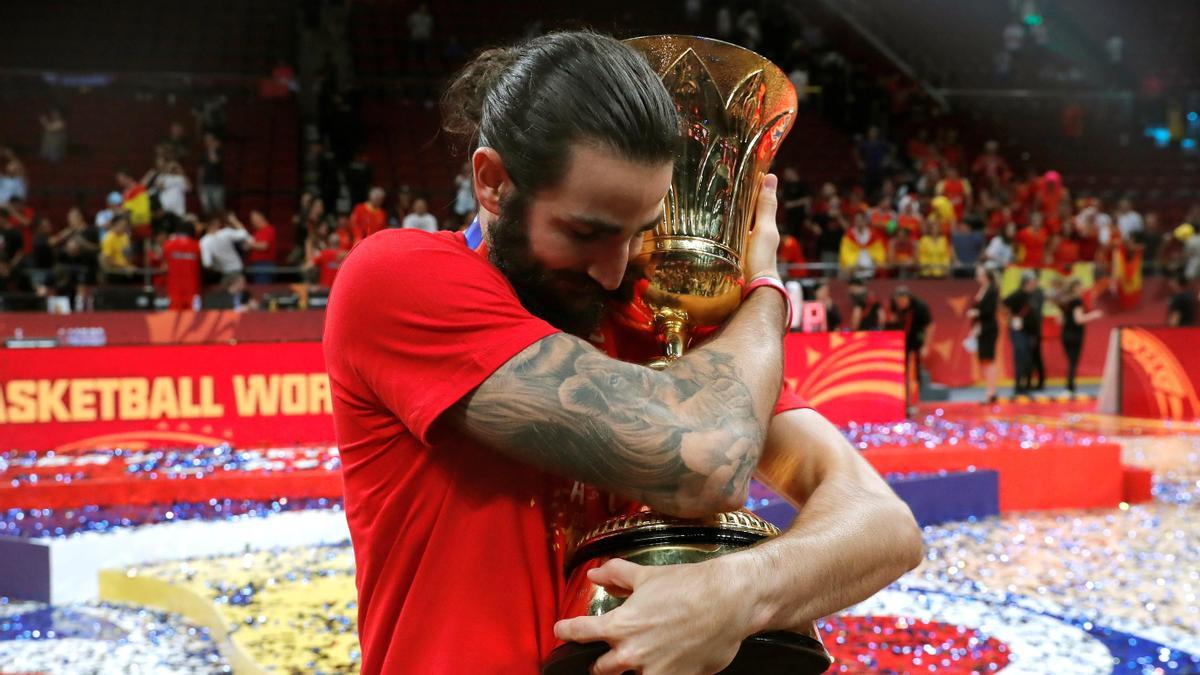 Ricky Rubio abraza la Copa del Mundo tras el triunfo de España en Pekín.