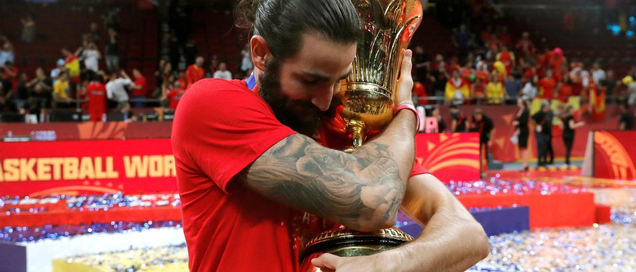 Ricky Rubio abraza la Copa del Mundo tras el triunfo de España en Pekín 2019