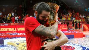 Ricky Rubio abraza la Copa del Mundo tras el triunfo de España en Pekín
