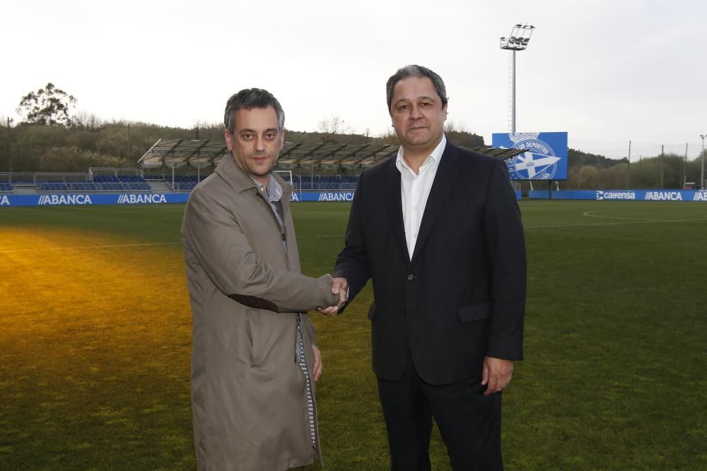 El presidente del Deportivo, Tino Fernández, acompañóal alcalde en su reunión con el equipo.